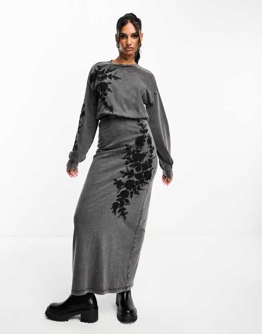 ASOS DESIGN – Szara sukienka dresowa maxi z długimi rękawami, efektem sprania i haftowanym wzorem z boku