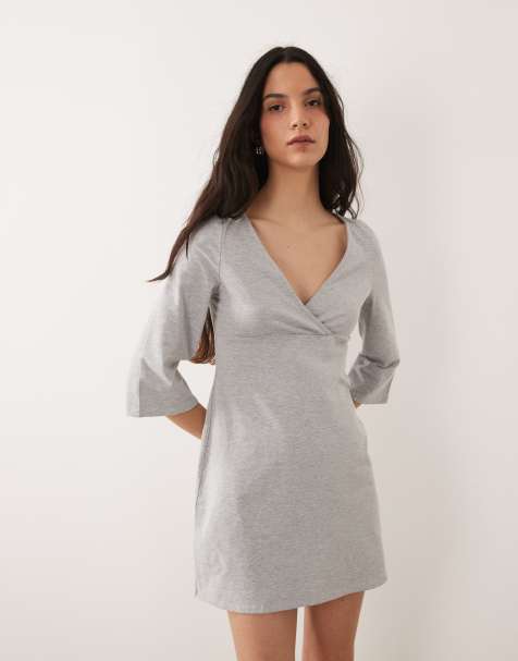 ASOS DESIGN – Szara sukienka mini z rękawami 3/4 i dekoltem w szpic - view 1