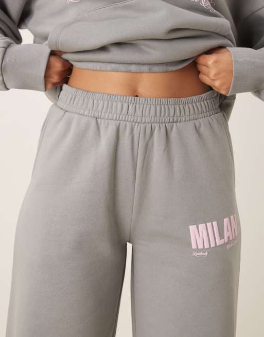 ASOS DESIGN – Szare joggersy z prostymi nogawkami i napisem Milan, 4 z 5