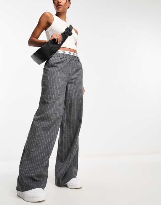 ASOS DESIGN – Szare spodnie z szerokimi nogawkami w paski z ozdobną talią