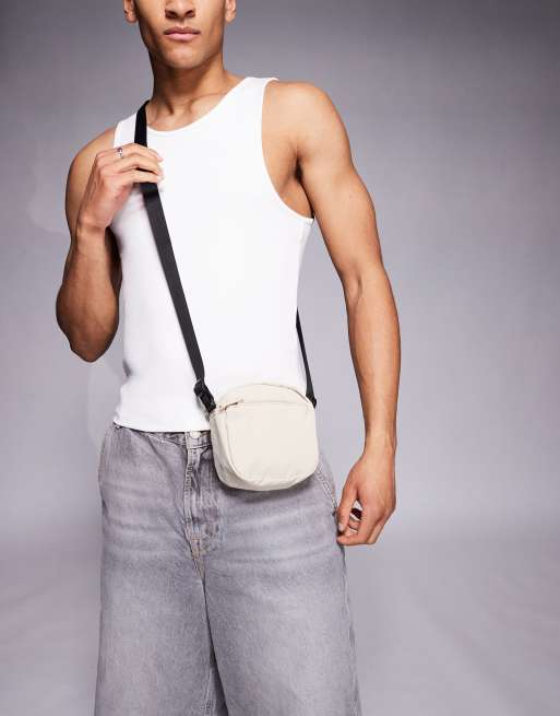 ASOS DESIGN – Szarobeżowa mała torebka crossbody z nylonu, 3 z 4