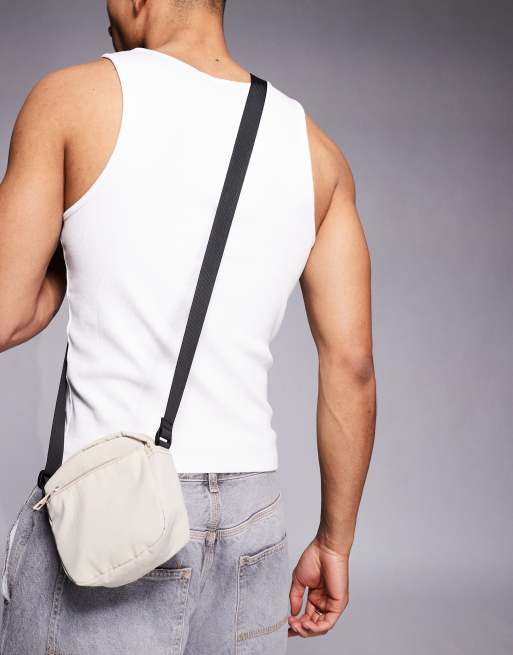 ASOS DESIGN – Szarobeżowa mała torebka crossbody z nylonu, 4 z 4