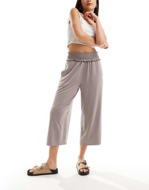 ASOS DESIGN – Szarobeżowe marszczone w talii spodnie kuloty o krótkim fasonie