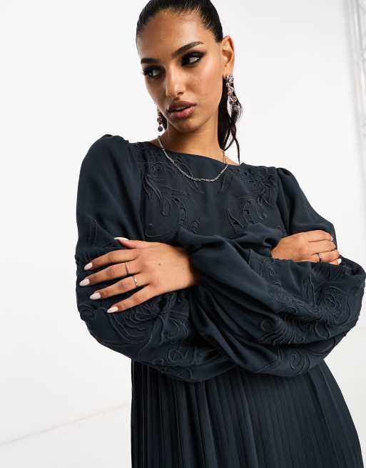 ASOS DESIGN – Szaroniebieska plisowana sukienka maxi w haftowany wzór, 2 z 4
