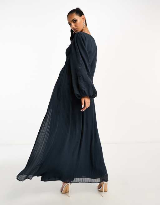 ASOS DESIGN – Szaroniebieska plisowana sukienka maxi w haftowany wzór, 3 z 4