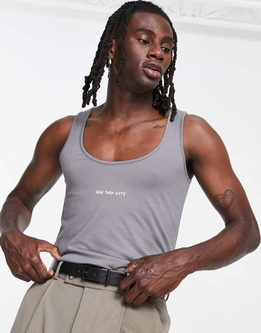 ASOS DESIGN – Szary podkoszulek o kroju podkreślającym sylwetkę z marszczeniem po bokach i haftem na piersi – GREY – GREY