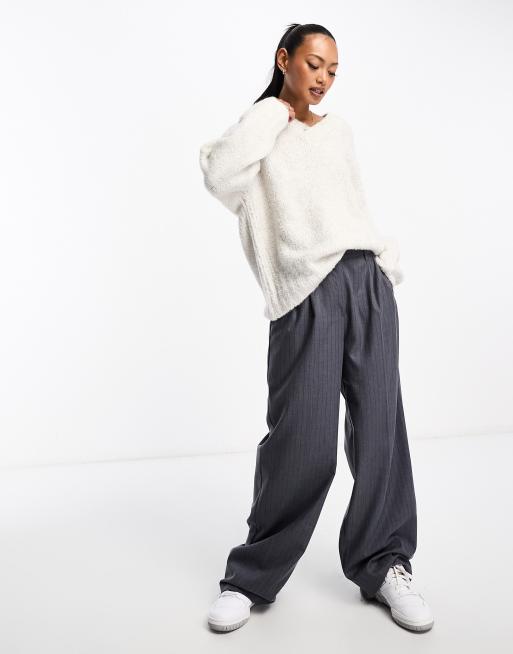 ASOS DESIGN – Szary sweter z płytkim dekoltem w szpic z teksturowanej przędzy, 2 z 4