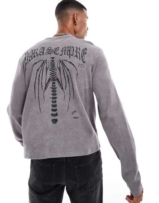 ASOS DESIGN – Szary T-shirt z długimi rękawami, kołnierzykiem typu henley i czarną grafiką w stylu grunge na plecach