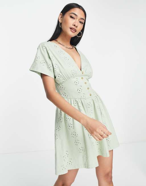 ASOS DESIGN – Szałwiowa sukienka mini z haftem angielskim i guzikami