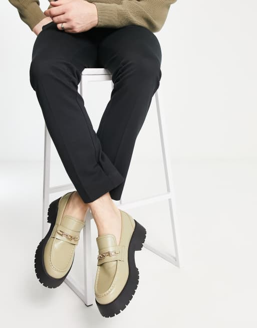ASOS DESIGN – Szałwiowe loafersy z imitacji skóry na masywnej podeszwie z ozdobnym łańcuszkiem