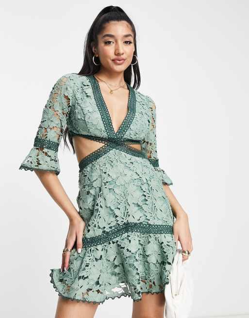ASOS DESIGN – Szałwiowozielona koronkowa sukienka mini z wycięciem i ozdobnym wykończeniem pętelkowym