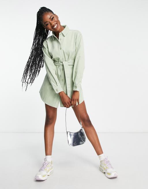 ASOS DESIGN – Szałwiowozielona sztruksowa sukienka koszulowa z paskiem