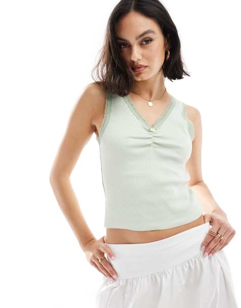 ASOS DESIGN – Szałwiowy zdobiony koronką podkoszulek prążkowany z dekoltem w szpic ze wstawką w kształcie róży - view 1