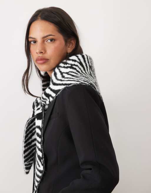 ASOS DESIGN szeroki trójkątny szalik wiązany w zebrę, 2 z 3