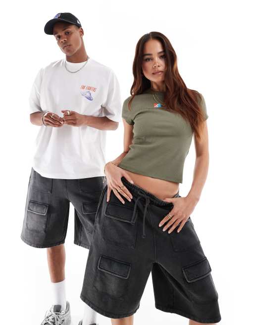 ASOS DESIGN – Szerokie szorty unisex z bojówkowymi kieszeniami i ozdobnymi szwami w spranym czarnym kolorze