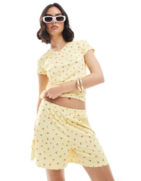 ASOS DESIGN – Szorty w maślanym kolorze z nadrukiem w wisienki, część zestawu - view 1