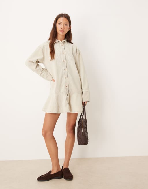 ASOS DESIGN – Sztruksowa sukienka koszulowa mini z falbanką na dole w spranym szarobeżowym kolorze z haftowanym wzorem