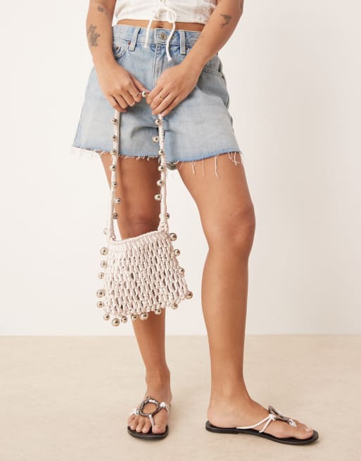 ASOS DESIGN – Szydełkowa torebka z paskiem i koralikami w kolorze kości słoniowej