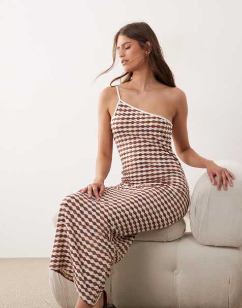 ASOS DESIGN – Szydełkowana dżersejowa sukienka maxi na jedno ramię w brązowo-białą kratę - view 1