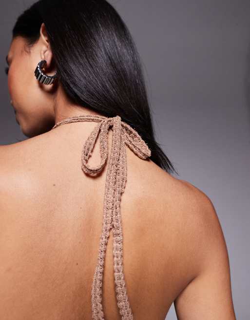ASOS DESIGN – Szydełkowany teksturowany kawowy top z dekoltem typu halter i asymetrycznym dołem, 2 z 4