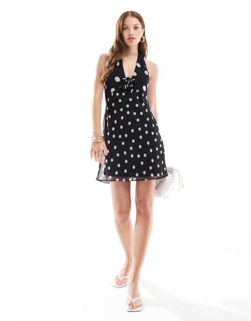 ASOS DESIGN – Szyfonowa sukienka mini z dekoltem typu halter z bukiecikiem w groszki różnej wielkości