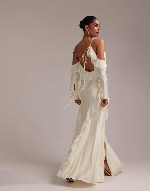 ASOS DESIGN – Szyfonowo-satynowa sukienka maxi z falbanką i odkrytymi ramionami w kolorze kości słoniowej, 3 z 6
