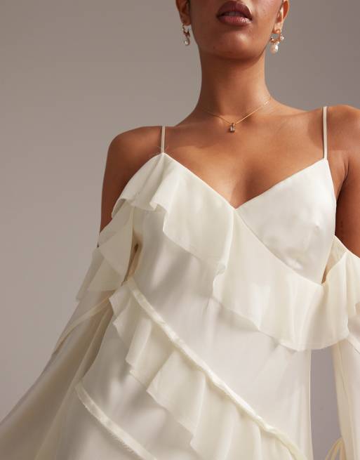 ASOS DESIGN – Szyfonowo-satynowa sukienka maxi z falbanką i odkrytymi ramionami w kolorze kości słoniowej, 4 z 6