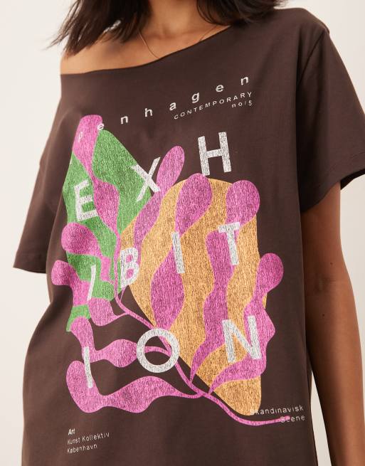 ASOS DESIGN - T-shirt à imprimé Exhibition et épaule dénudée - Marron, 4 de 4