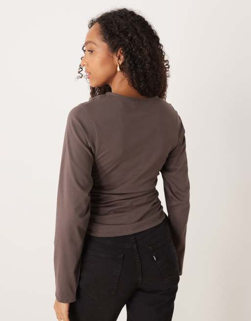 ASOS DESIGN - T-shirt à manches longues avec fronces nouées sur les côtés - Chocolat, 3 de 4