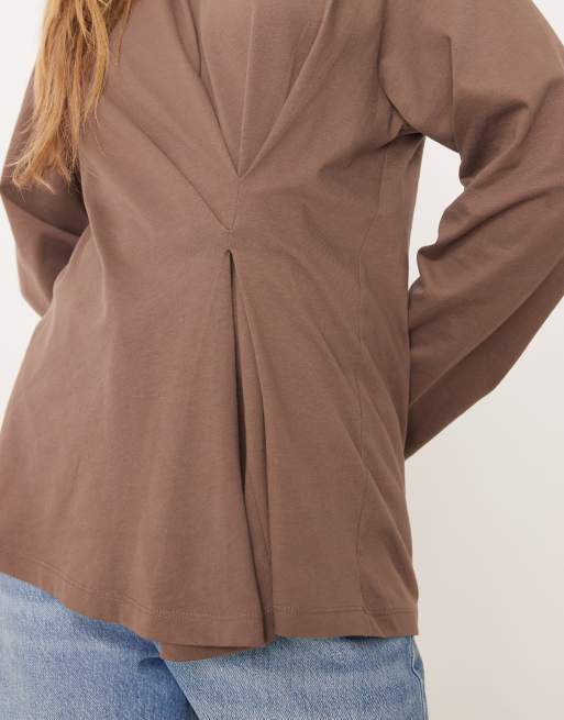 ASOS DESIGN - T-shirt à manches longues et détail plissé - Chocolat, 4 de 4