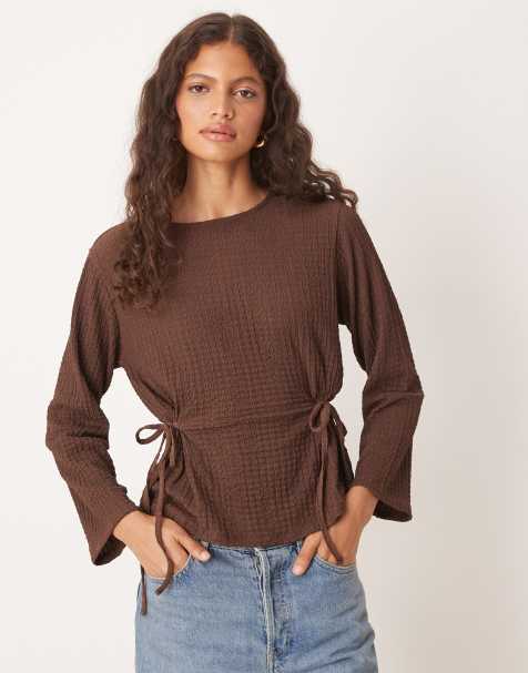 ASOS DESIGN - T-shirt à manches longues texturé avec détail noué - Marron - view 1