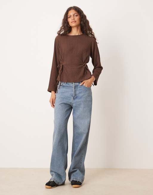 ASOS DESIGN - T-shirt à manches longues texturé avec détail noué - Marron, 2 de 4