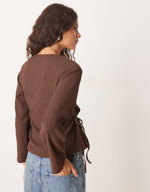 ASOS DESIGN - T-shirt à manches longues texturé avec détail noué - Marron, 4 de 4