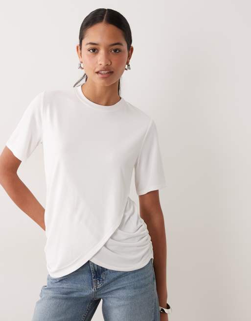 ASOS DESIGN T-shirt a maniche corte con dettaglio twist e drappeggio incrociato bianca