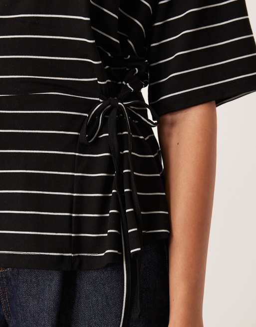 ASOS DESIGN - T-shirt a maniche corte nera a righe stretta in vita e allacciata sul lato, 3 di 4