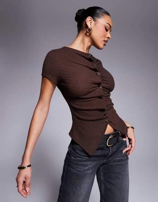 ASOS DESIGN - T-shirt a maniche corte testurizzata color cioccolato con bottoni