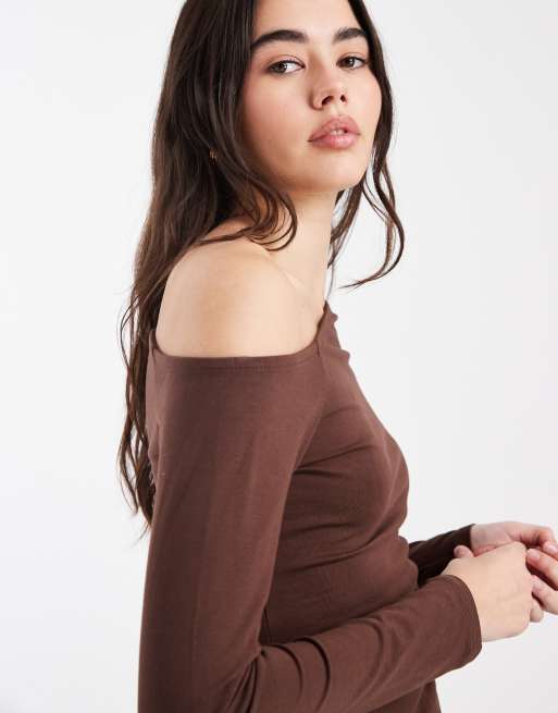 ASOS DESIGN - T-shirt a maniche lunghe color cioccolato in cotone con spalla scoperta, 4 di 4
