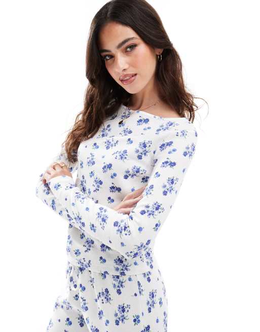 ASOS DESIGN - T-shirt a maniche lunghe color crema a fiori lavorata a nido d'ape con scollo a barchetta in coordinato