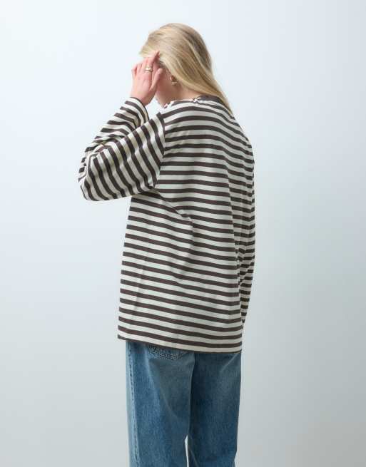 ASOS DESIGN T-shirt a maniche lunghe con scollo a V marrone e bianca a righe con stampa a righe, 3 di 4