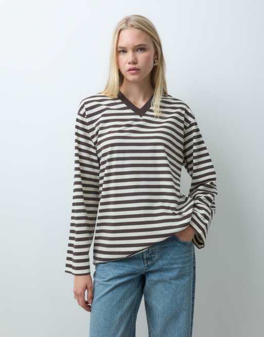 ASOS DESIGN T-shirt a maniche lunghe con scollo a V marrone e bianca a righe con stampa a righe, 4 di 4