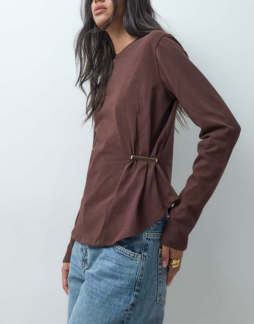ASOS DESIGN T-shirt a maniche lunghe con vita stretta e dettagli a contrasto marrone, 2 di 4