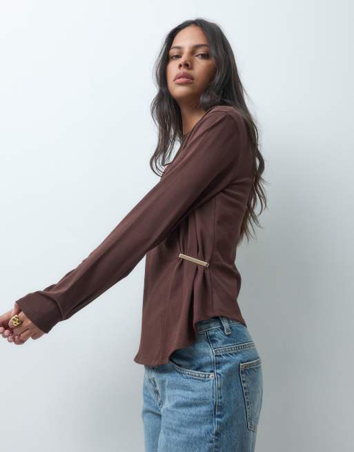 ASOS DESIGN T-shirt a maniche lunghe con vita stretta e dettagli a contrasto marrone, 4 di 4