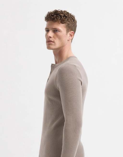 ASOS DESIGN t-shirt a maniche lunghe muscle fit con collo serafino in beige a coste, 8 di 10