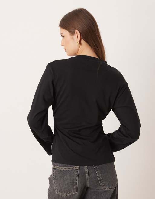 ASOS DESIGN - T-shirt a maniche lunghe nera con fondo asimmetrico e vita alta, 2 di 4