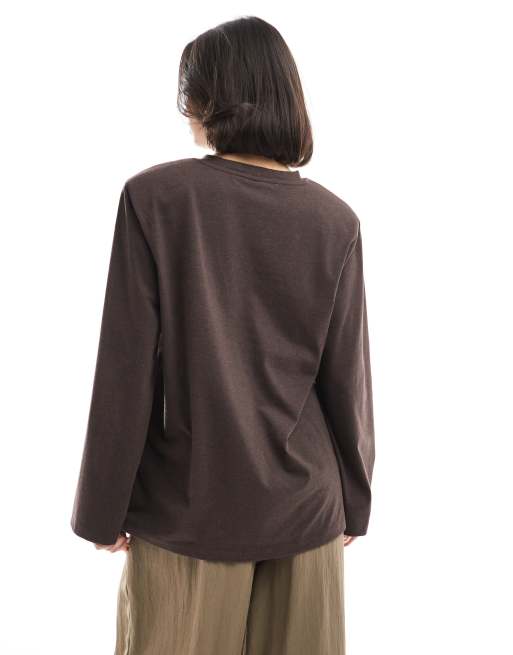 ASOS DESIGN - T-shirt a maniche lunghe oversize con spalline imbottite color cioccolato, 2 di 4