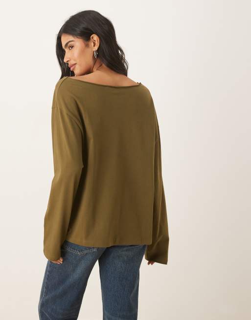 ASOS DESIGN - T-shirt a maniche lunghe verde oliva scuro con spalla scoperta, 3 di 4