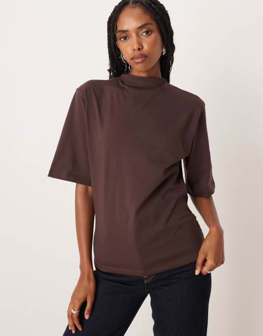 ASOS DESIGN - T-shirt accollata marrone con dettaglio allacciato