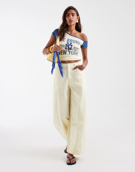 ASOS DESIGN - T-shirt aderente con spalle scoperte e stampa "New York" color latticello e blu, 2 di 4