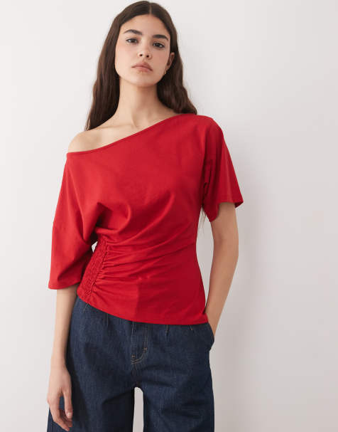 ASOS DESIGN - T-shirt asymétrique froncé à épaules dénudées et taille cintrée - Rouge - view 1