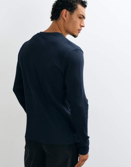 ASOS DESIGN T-shirt attillata a maniche lunghe con scollo a V in blu navy a coste eleganti, 4 di 5